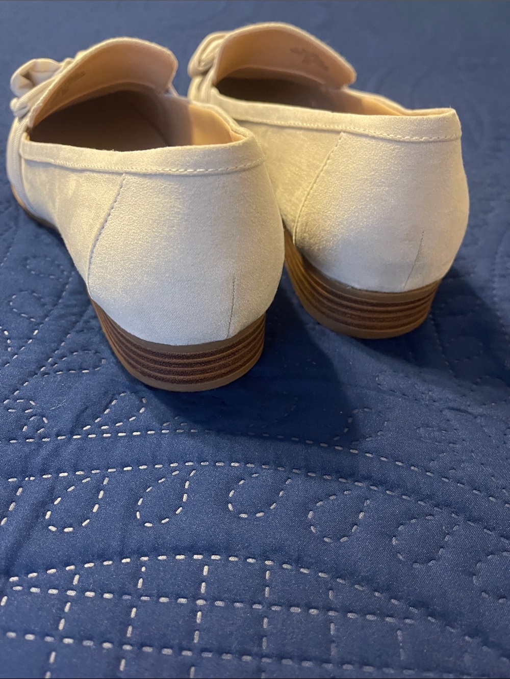 Bandolino Cream Bow Loafers for Women - Picture 5 of 7